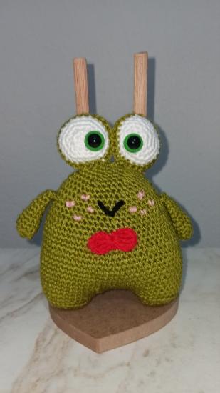 Vik vik Sesli Papyonlu Kurbağa, amigurumi, oyuncak, handmade, el yapımı oyuncaklar,